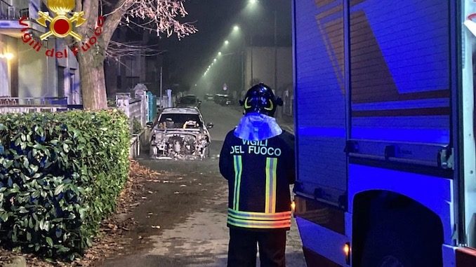 Due vetture prendono fuoco nel quartiere San Fedele di Asti