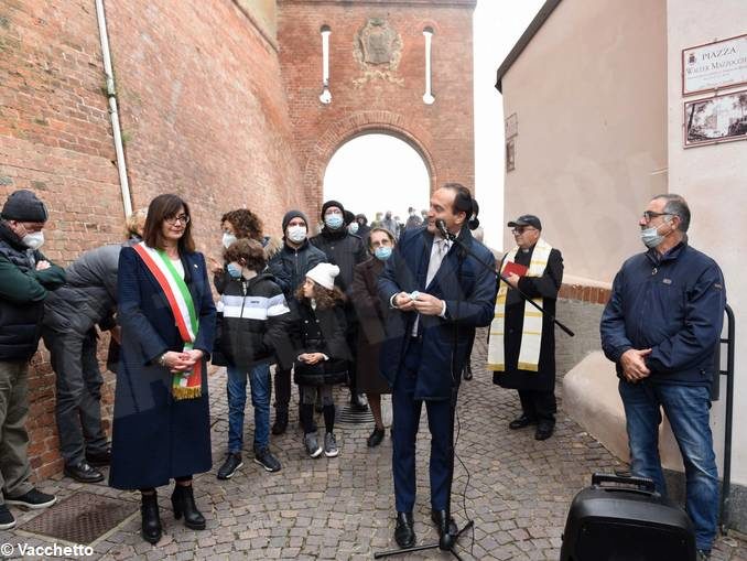 A Barolo piazza Castello è diventata piazza Walter Mazzocchi 1