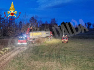 Camion bloccato in una strada sterrata a Castello d'Annone: l'autista ha seguito le indicazioni del navigatore