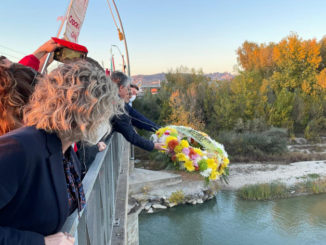 Alba: l’Amministrazione comunale, con la Protezione civile e gli Alpini, ha ricordato l’alluvione ’94 lanciando una corona di fiori nel fiume Tanaro 2