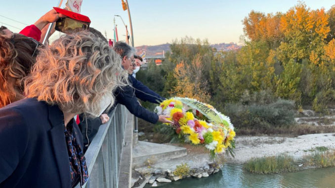 Alba: l’Amministrazione comunale, con la Protezione civile e gli Alpini, ha ricordato l’alluvione ’94 lanciando una corona di fiori nel fiume Tanaro 2