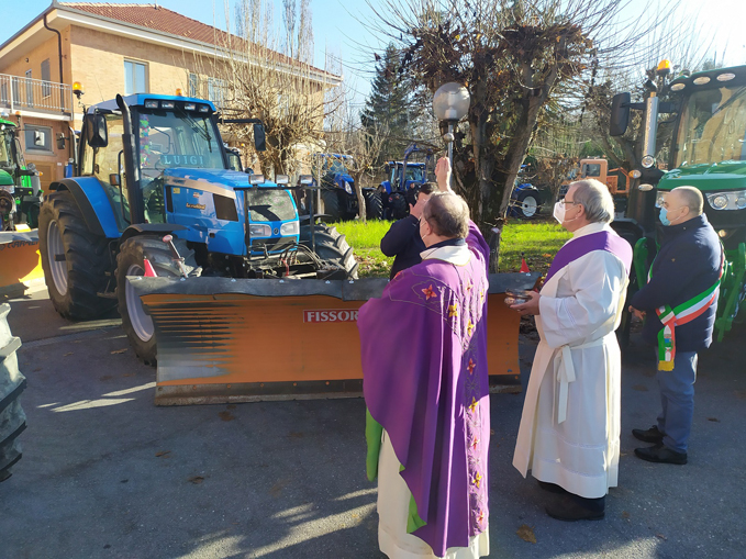 Giornata del ringrametno e benedizione dei trattori a Monchiero (9)