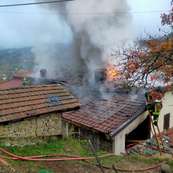 Torre Bormida, incendio tetto: intervengono i Vigili del fuoco