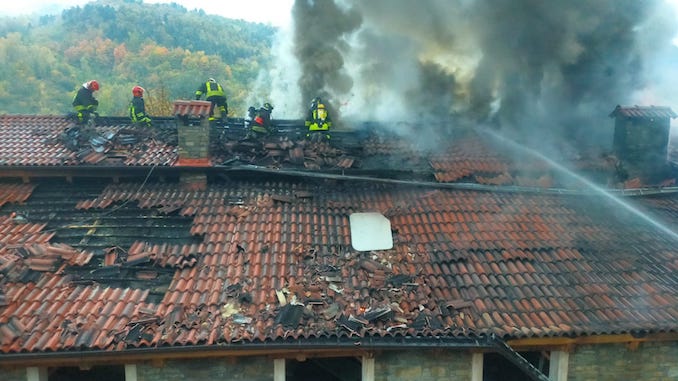 Torre Bormida, incendio a tetto: intervengono i Vigili del fuoco
