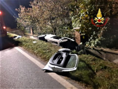 San Lorenzo di Peveragno: auto esce di carreggiata restando incastrata nel fosso a brodo strada, conducente ferito