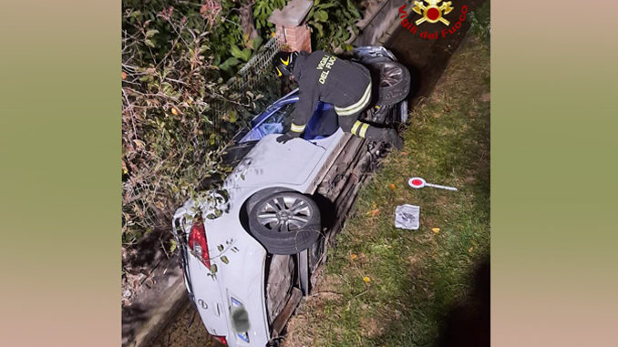 San Lorenzo di Peveragno: auto esce di carreggiata restando incastrata nel fosso a brodo strada, conducente ferito 1