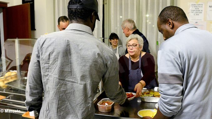 alba-migranti-viapola Lavoratori stagionali ad Alba: container chiusi e don Gigi continua l’impegno 1