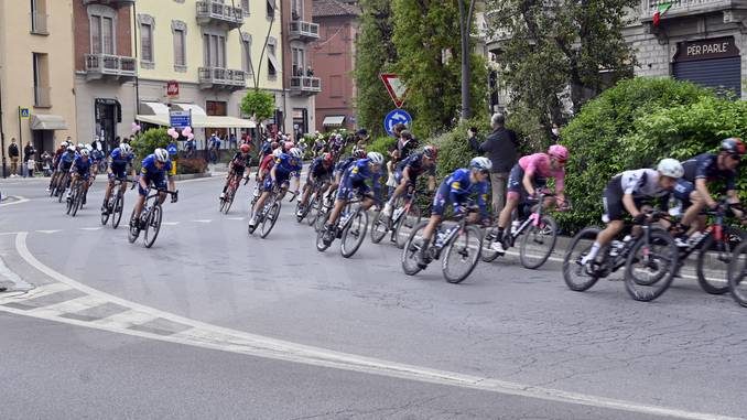 A Cuneo l'arrivo di una tappa del Giro d'Italia 2022