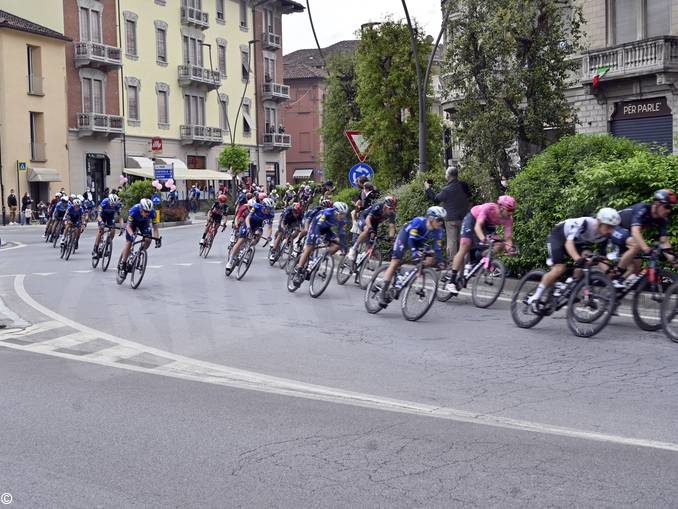A Cuneo l'arrivo di una tappa del Giro d'Italia 2022