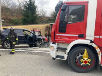 Vigliano: finisce con l'auto contro un trattore, ferito il conducente