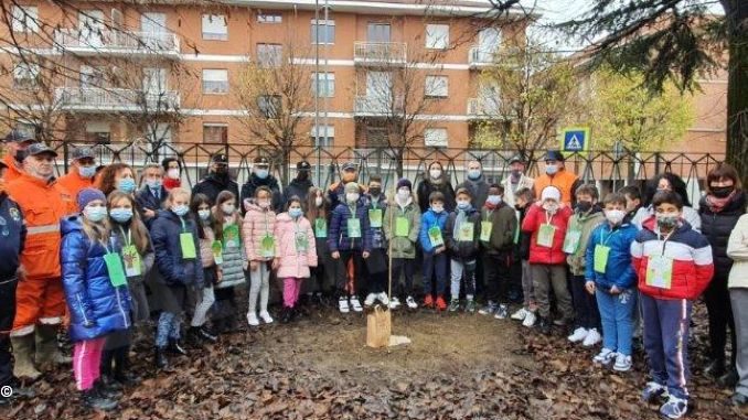 Carabinieri forestali e scuole hanno piantato 32 alberi