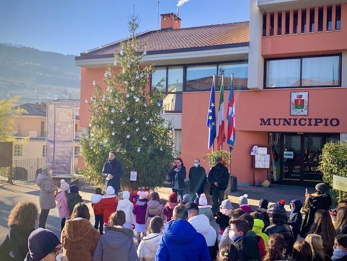 Con i bambini Cortemilia accende l’albero di Natale 2