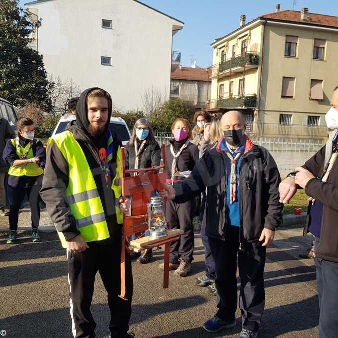 La partenza della luce natalizia con gli scout albesi