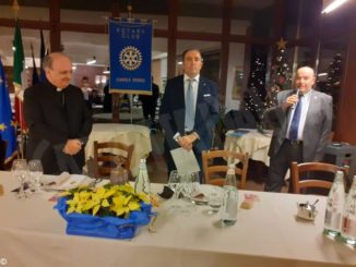 Il vescovo di Alba ospite alla serata degli auguri del Rotary Canale-Roero