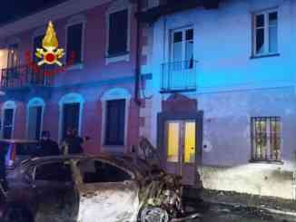 Auto prende fuoco dopo un incidente stradale a Caramagna: un ferito e danni a una casa