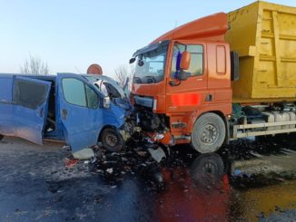 Frontale fra un tir e un minivan: muore uno dei passeggeri