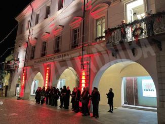 Flash mob natalizio al palazzo di Banca d'Alba 1
