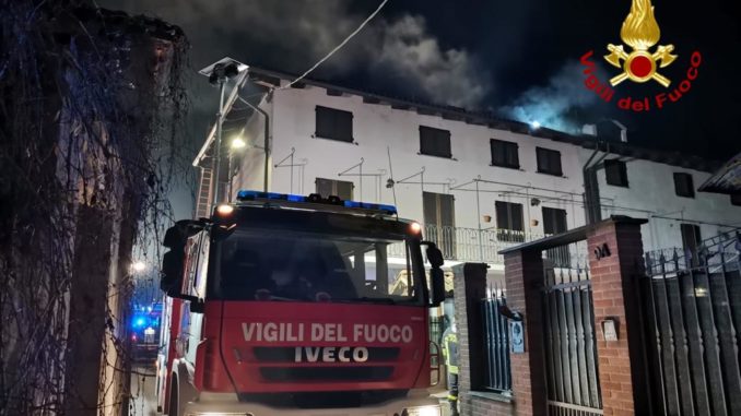 Incendio tetto in centro: notte di lavoro a Sommariva Bosco per i pompieri