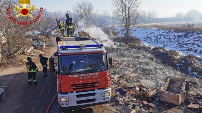 Rogo di immondizia in via Guerra: mobilitati 10 pompieri e 4 automezzi