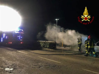 Incendio a Canale, auto parcheggiata in fiamme