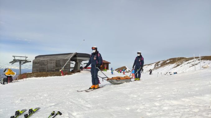 Cade sulla pista da sci nella conca di Prato Nevoso: soccorso dalla Polizia