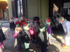 Gli auguri dei bimbi al soggiorno anziani Boeri di Serravalle