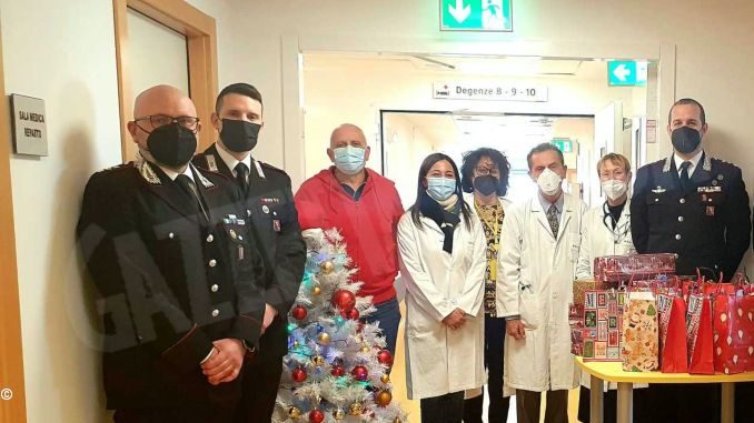 Babbo Natale ha le stellette: i Carabinieri portano regali alla pediatria 4