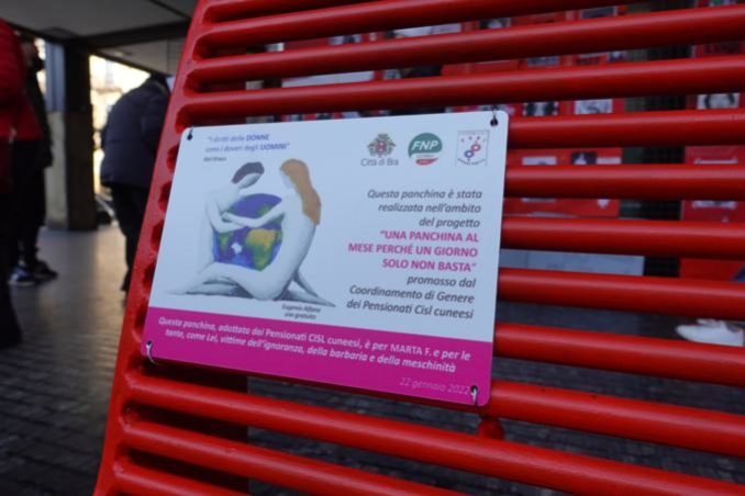 “Una panchina al mese perché un giorno solo non basta”, inaugurata anche a Bra, simbolo della sfida culturale alla violenza di genere 22