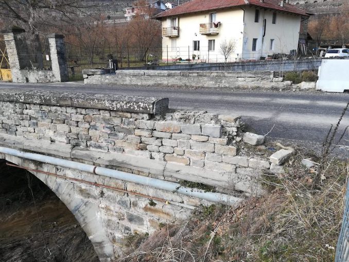 A Cortemilia la Provincia di Cuneo sistema un ponte