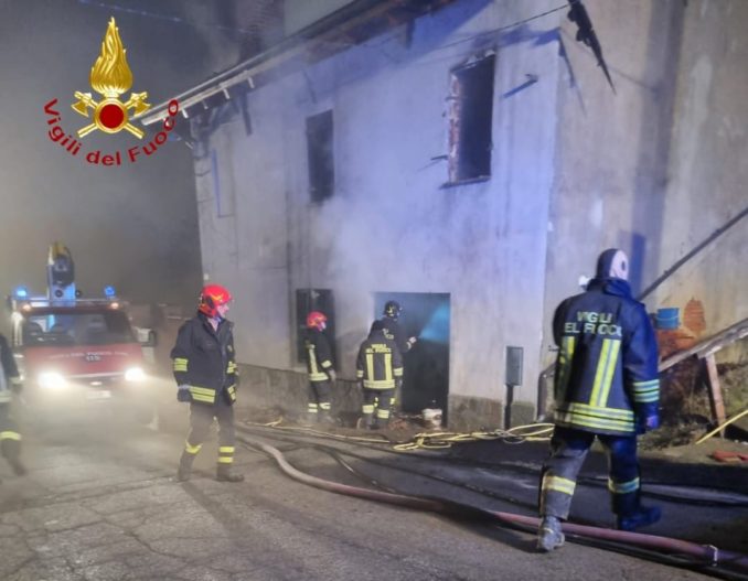 A fuoco il tetto di una casa a Cinaglio, nessun ferito 1