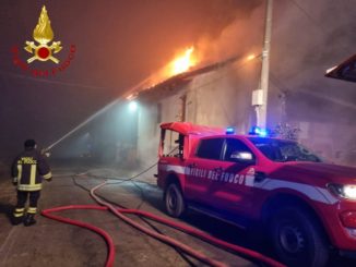 A fuoco il tetto di una casa a Cinaglio, nessun ferito