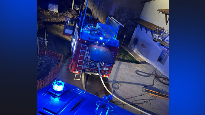 Allarme incendio per il tetto di un fabbricato in strada dei Beccaria a Mondovì