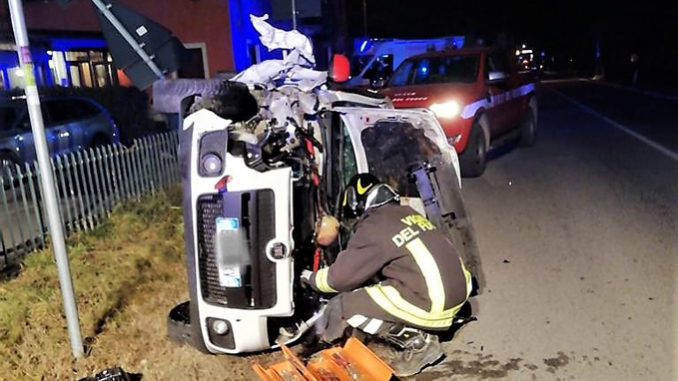 Auto si ribalta sulla SP 36 a Monastero di Vasco