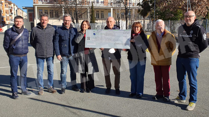 Consegnati dall'associazione braidese «AbBracciAmo» i fondi della cena di solidarietà