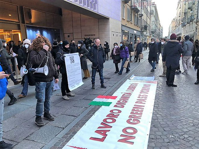 Torino, flash mob nella via dello shopping (Ph. ANSA)