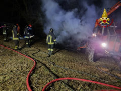 Incendio ad una grande catasta di legname a Berzano San Pietro impegna 20 unità tra Vigili del fuoco e Volontari antincendi boschivi