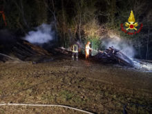 Incendio ad una grande catasta di legname a Berzano San Pietro impegna 20 unità tra Vigili del fuoco e Volontari antincendi boschivi 1