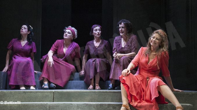 La Lisistrata di  Amanda Sandrelli in Teatro a Bra