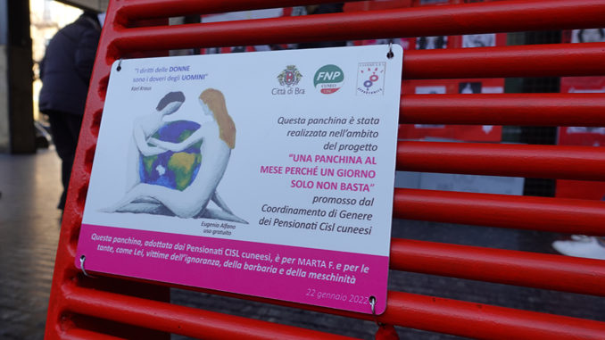 “Una panchina al mese perché un giorno solo non basta”, inaugurata anche a Bra, simbolo della sfida culturale alla violenza di genere