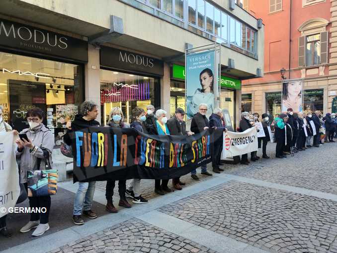 Le Donne in nero in piazza protestano contro la guerra in Ucraina