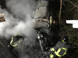 Incidente in via Cuneo a Bra: il guidatore abbandona l'auto in fiamme 1