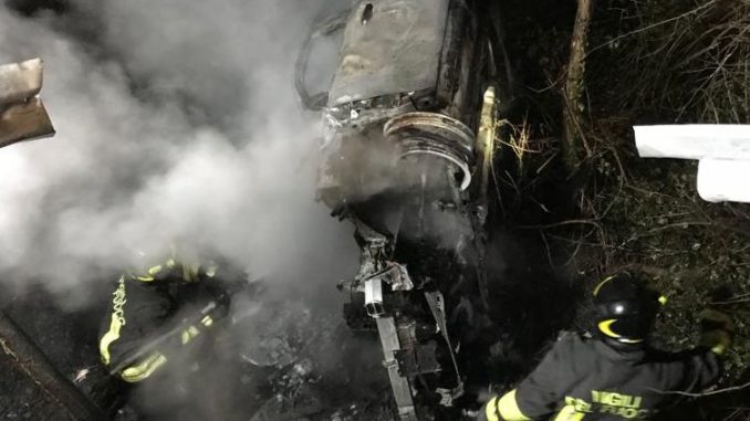 Incidente in via Cuneo a Bra: il guidatore abbandona l'auto in fiamme 1