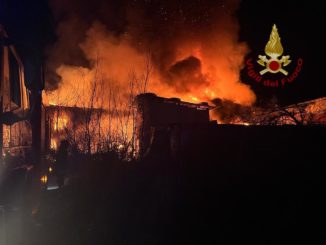 Ceva: completamente distrutta dalle fiamme una casa che costeggia l'autostrada