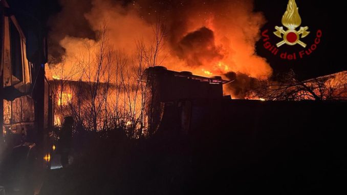 Ceva: completamente distrutta dalle fiamme una casa che costeggia l'autostrada