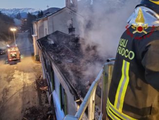 Incendio a Pamparato: distrutto il tetto di una casa