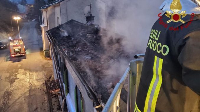 Incendio a Pamparato: distrutto il tetto di una casa