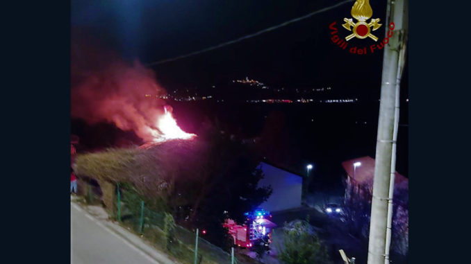 In fiamme il tetto di un'abitazione a Roddi, intervento dei Vigili del fuoco di Alba