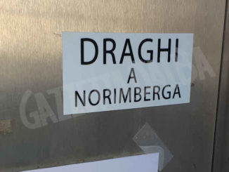 Manifesto appeso a Farigliano accosta Draghi al processo di Norimberga