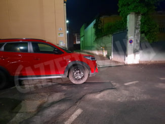 Auto ripetutamente in sosta vietata all'ingresso ingresso di via San Paolo 8B ad Alba, richiesto l'intervento del Comune