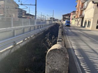 In via Vittorio Veneto 15 a Bra nuovi posti auto su un terreno di Rfi